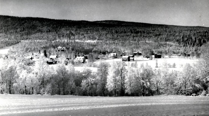 Från Olle´s, Folkets Hus längst bort, Konsum, Bageriet och Finngården till höger.